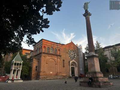Lasciamo la zona pi� turistica e ci dirigiamo a sud del centro storico, verso Piazza San Domenico. Proprio qui, nella Basilica Patriarcale di San Domenico G�zman, c�� l�Arca che diede il nome allo scultore barese